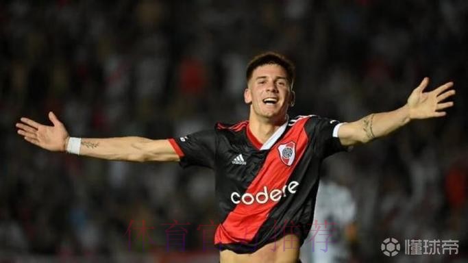 每体:马斯坦托诺大脚把球踢上看台 险些击中球迷 每体:马斯坦托诺大脚把球踢上看台 险些击中球迷